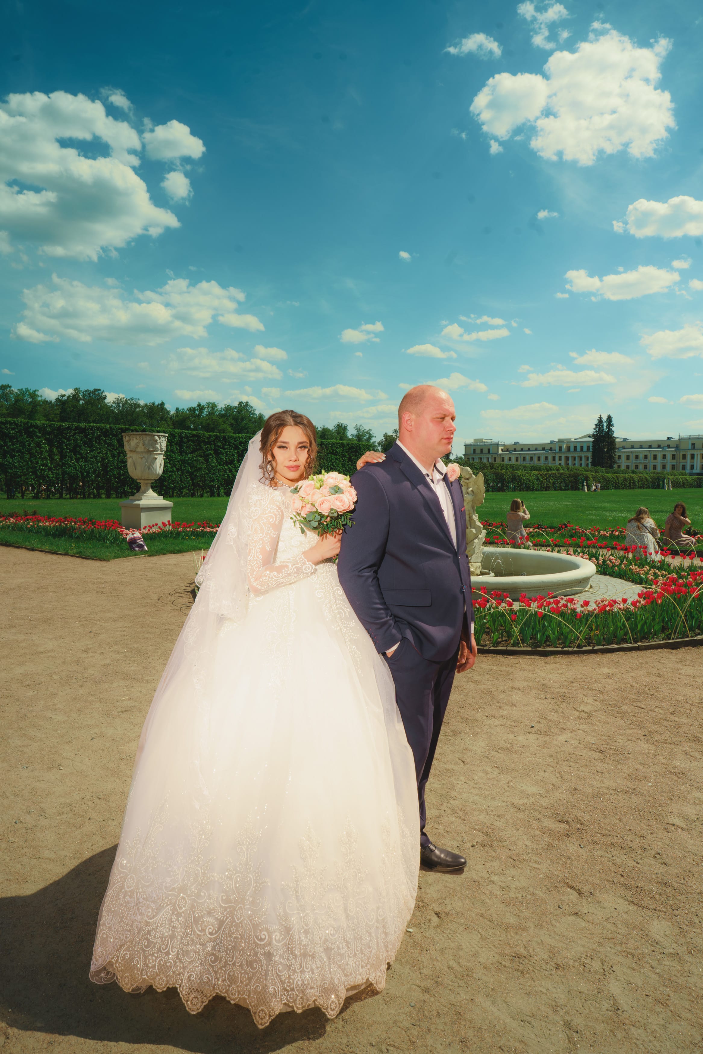 Молодая женщина в длинном белом платье на фоне заброшенного сада, фото для фотостудии.