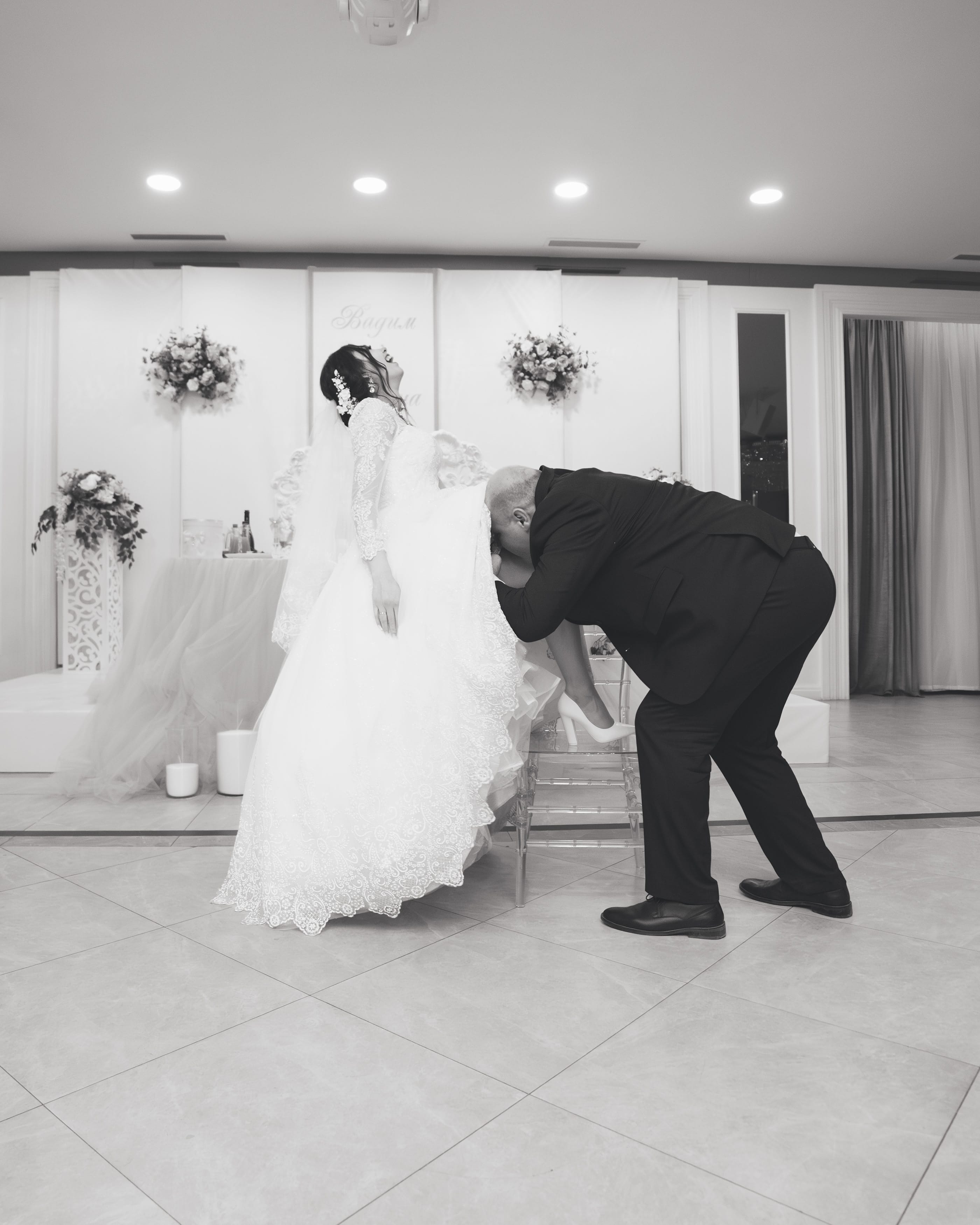 Фотография светлой гостиной с девушкой в длинном белом платье, акцент на уютную атмосферу и гармоничные цвета.