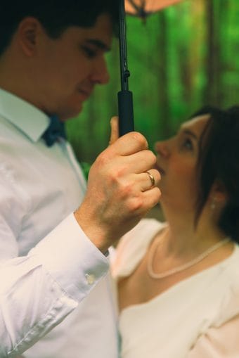 Фотография мужчины с белой рубашкой, демонстрирующая спокойствие и умиротворение, с акцентом на светлые тона и минималистичную композицию.